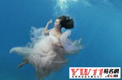梦见自己掉进水里